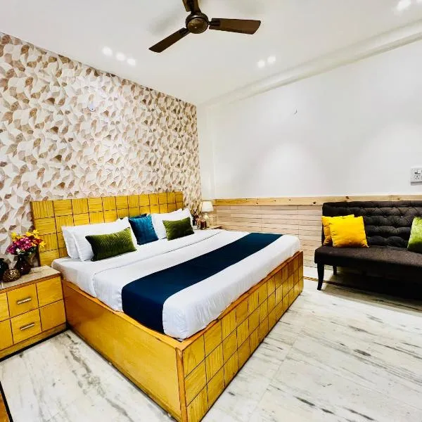 Divine Inn Hotel Near Rajouri Garden Main Market, hotel in New Delhi