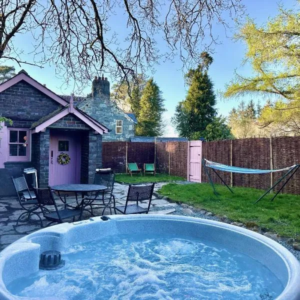 Tiny Romantic Retreat with Hot Tub on a Country Estate near Cardigan Bay in Eryri Snowdonia, hotel v destinaci Llanbedr