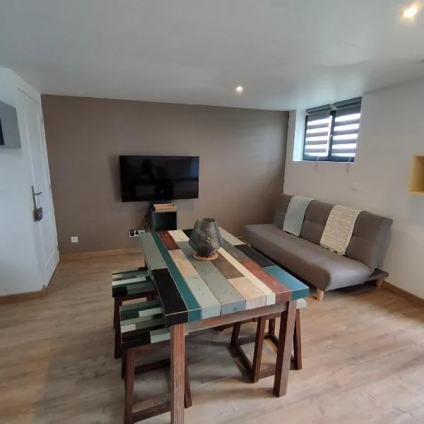 Chalet - Proche circuit - Au Calme, hotel v destinaci Spay