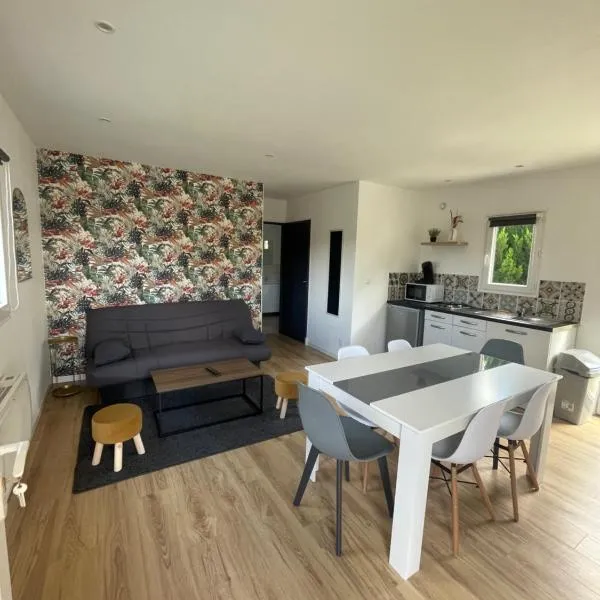 Les Chalets du Mancel : Chalet Lulu - Bouleries Jump - 24h du Mans, hotel v destinaci Parence