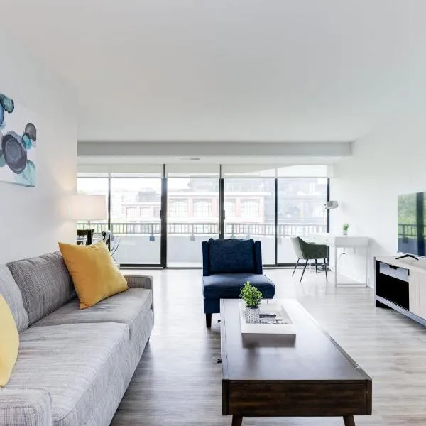 2BR Executive Apartment with Spacious Layout, hotel in Arlington