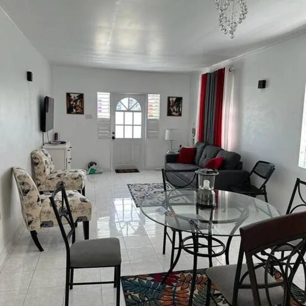 Ottie-Newly Renovated, 5 min from beach, hotel in Saint James