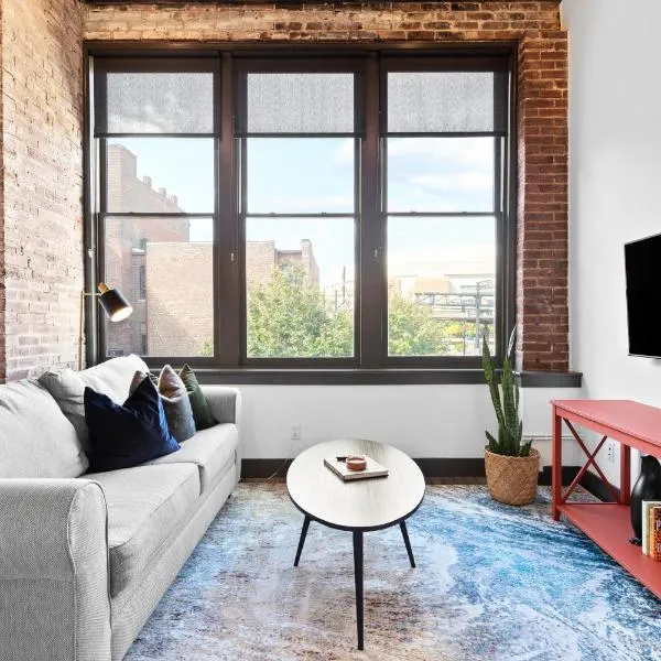 Spacious Riverfront Loft, Steps to Gateway Arch & Dining, 201, hotel v destinaci Saint Louis