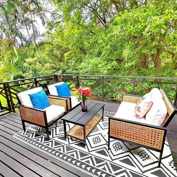 HONEYCOMB TREEHOUSE- Back up Power & Water, 2 Adults & 1 Kid, hotel in Durban