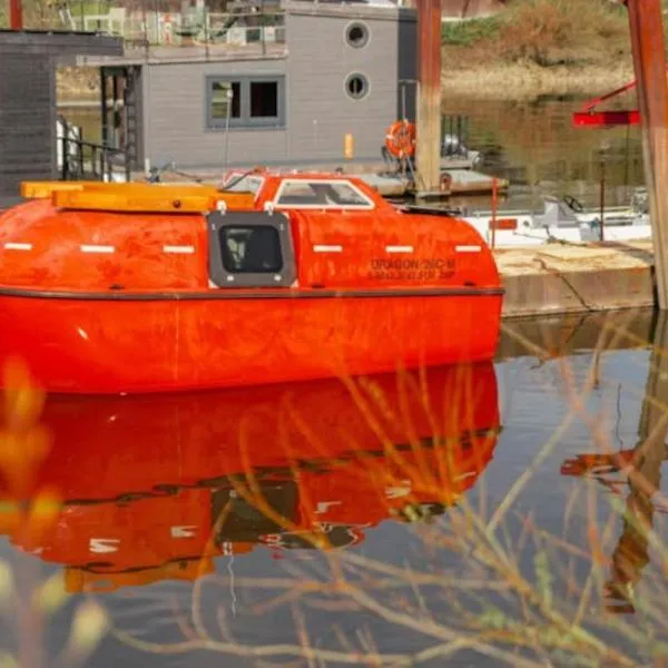 Ausgebautes Freifallrettungsboot KNUTSCHKUGEL, hotel i Hamborg