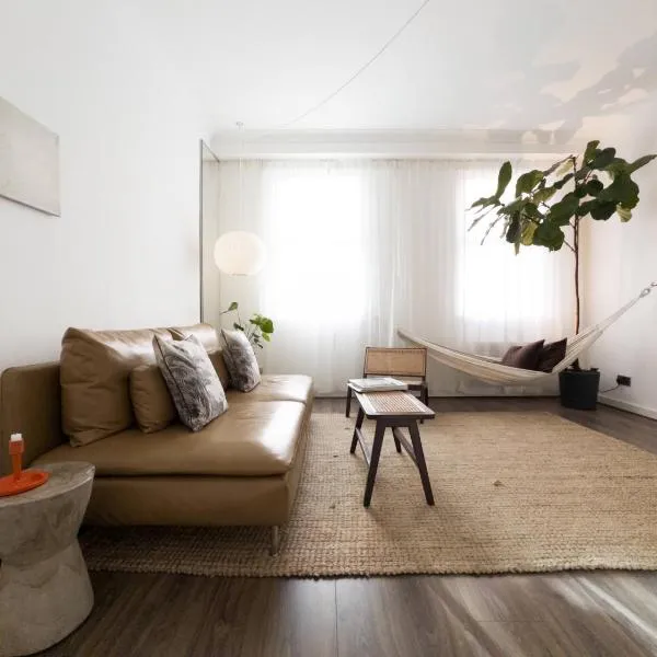 Tranquil Oasis w 100inch Cinema & Hammock, by the Design Traveller, hotel in London