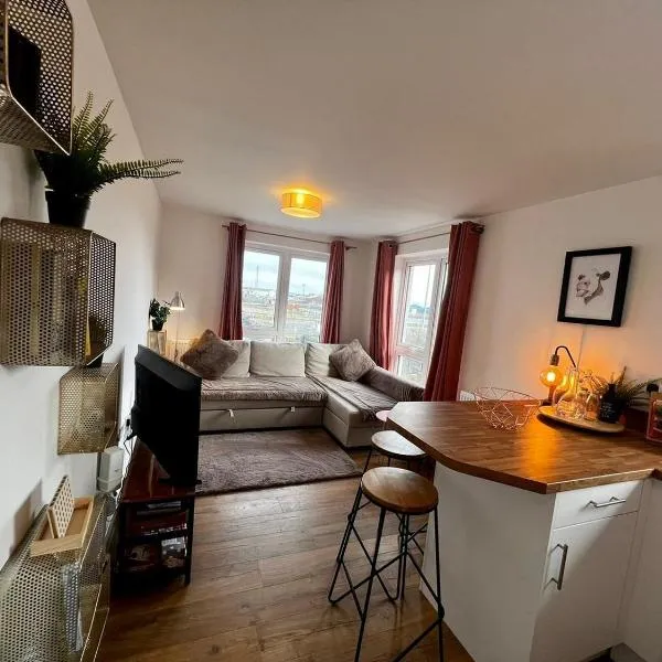Two bedroom apartment in Barry-close to beach, hotel in Barry