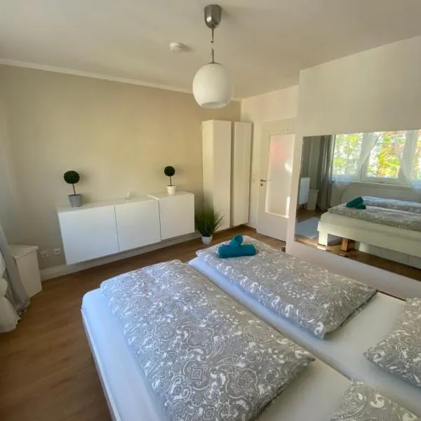 "GREENSUN-HOMES" Messe, Flughafen und Zentrums nah, Ruhig, Modern, schnelles WLAN, Balkon und Küche, freies Parken, 4 Schlafplätze möglich, hotel v Kolíně