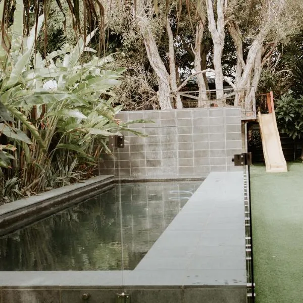 Gorgeous 5 bedroom beach house. Dog/Kid Friendly., hotel in Marcoola