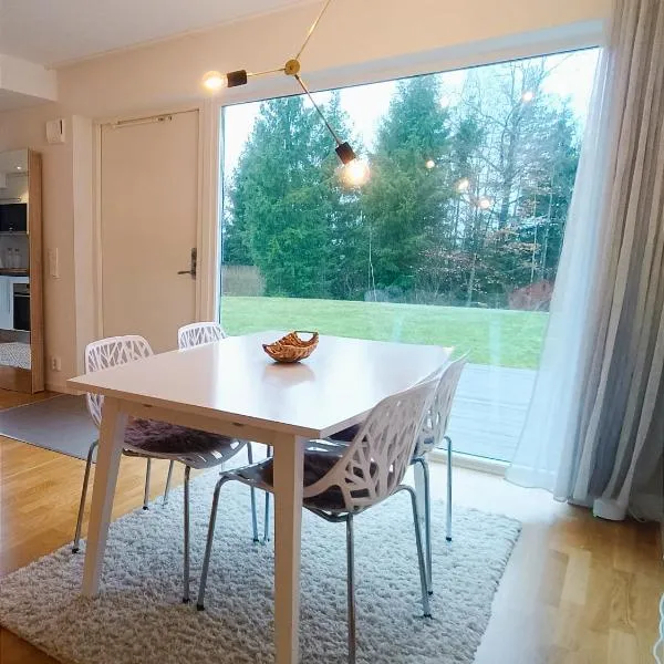 Modern, private & fully equipped for 3 & 2 children, near forest, with kitchen washer, pets friendly, hotel v destinaci Floda