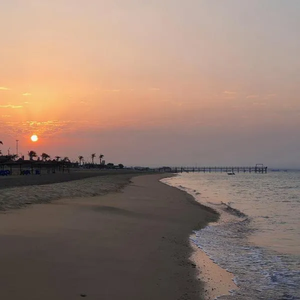 Relaxed sea view chalet, ξενοδοχείο σε Raʼs Matarma