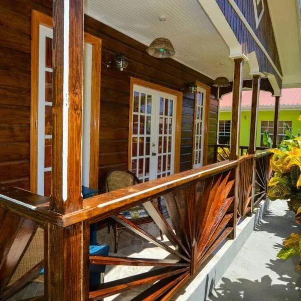 River Breeze Villa, 5 minutes to beach and town, hotel en Soufrière