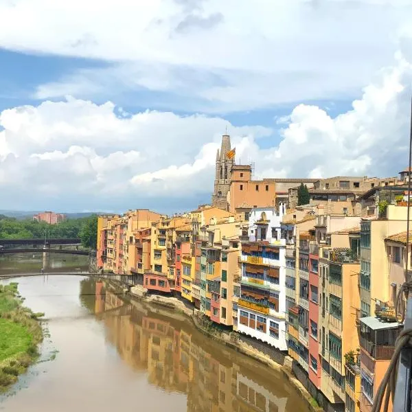 Riverside duplex penthouse, hotel in Girona