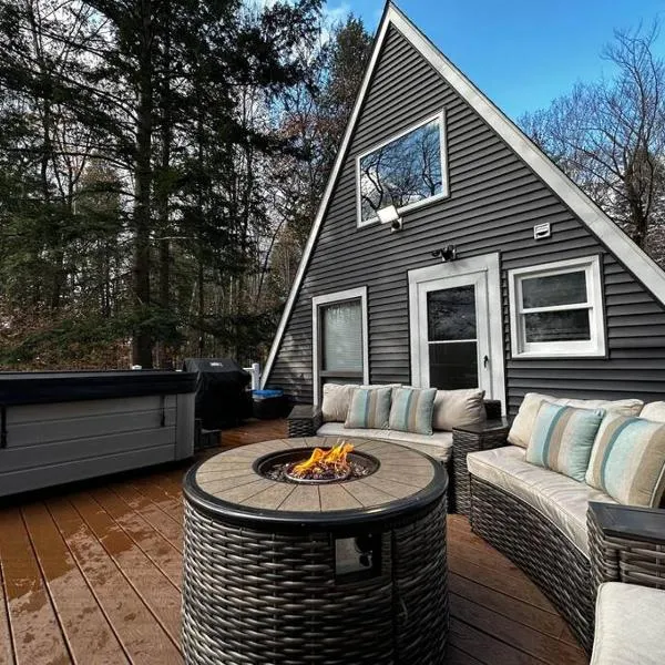 NEW! Cozy & Modern A-Frame in the woods w/HOT TUB, hotel v destinaci Tamworth