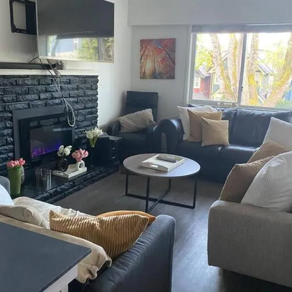 4 bedroom upper level Kits home, hotel in Vancouver