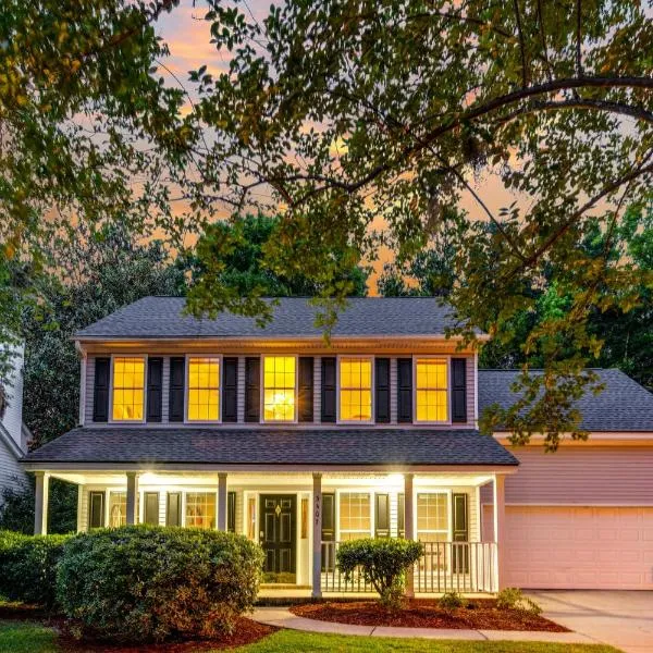 Lowcountry haven - game rm + king bds, mins 2 dwtn, hotel in Charleston