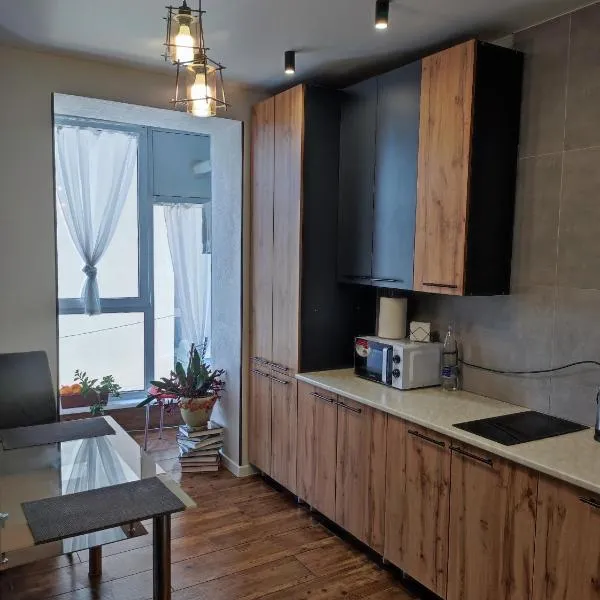 Апартаменти в центрі Хмельницького (біля ТРЦ ЛибідьПлаза), hotel em Khmelʼnytsʼkyy