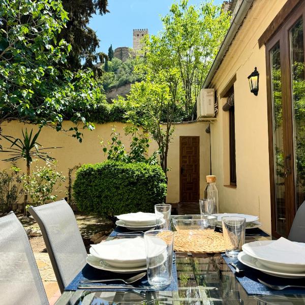 Casa con vistas a la Alhambra y jardín privado