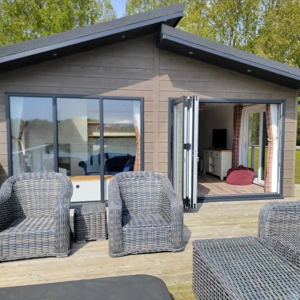 Luxury 2-Bed Lodge in Routh Sleeps 4 with Hot Tub, hotel v destinaci Beverley