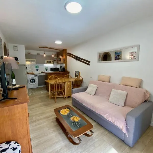 Charmant Logement de plein pied avec piscine 2*, Hotel in Loudenvielle