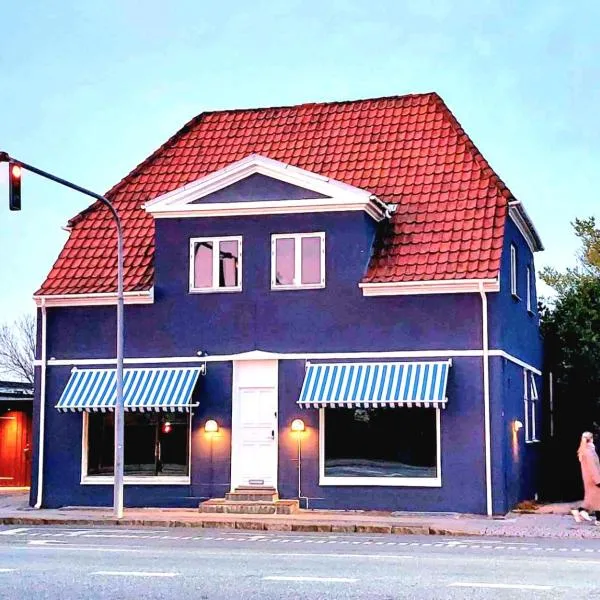 Guesthouse 'Blue House' in vintage villa&garden, hotel in Copenhagen