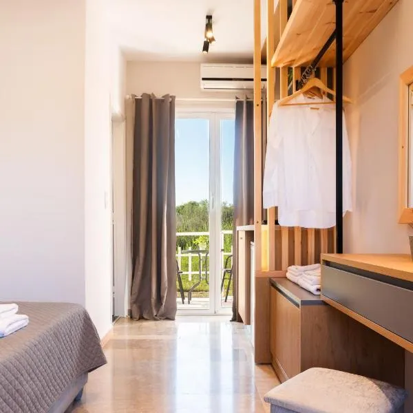 Melador beachfront studios, hotel in Kavos