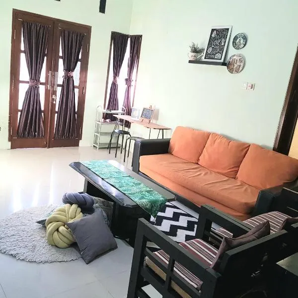 Hansel Homestay, hotel in Batu