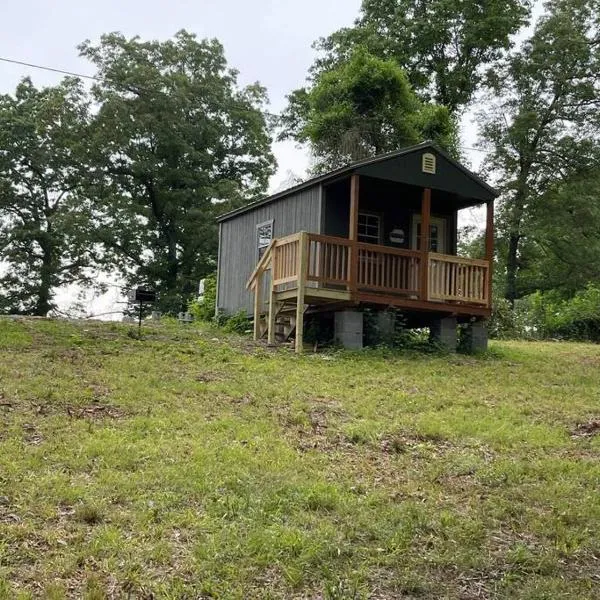 Camping Cabin with private Bathroom, hotel a Maumee
