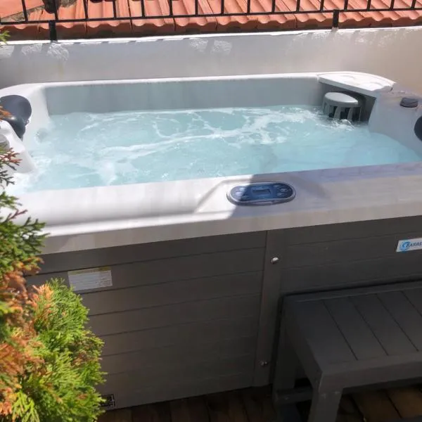 Evagelia's deluxe villa-Jacuzzi in Skopelos center, hotel di Skopelos Town