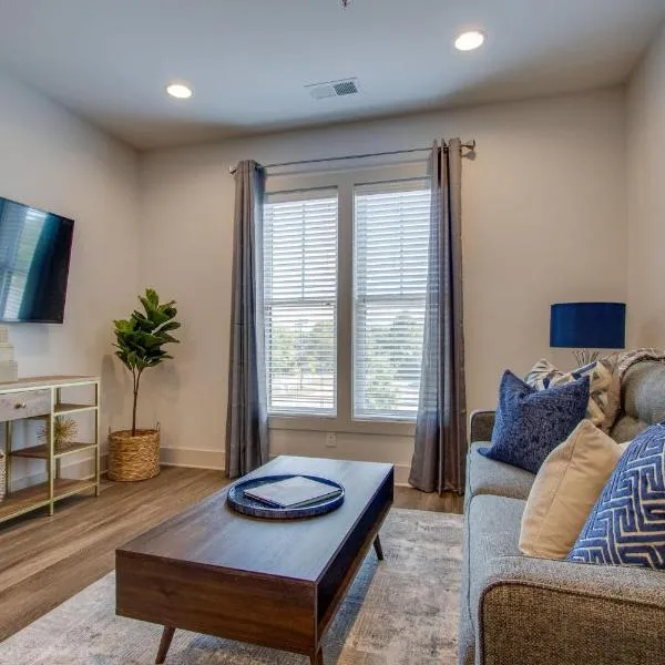 New East Nash - King Bed Short Drive to Dwntwn, hotel in Nashville