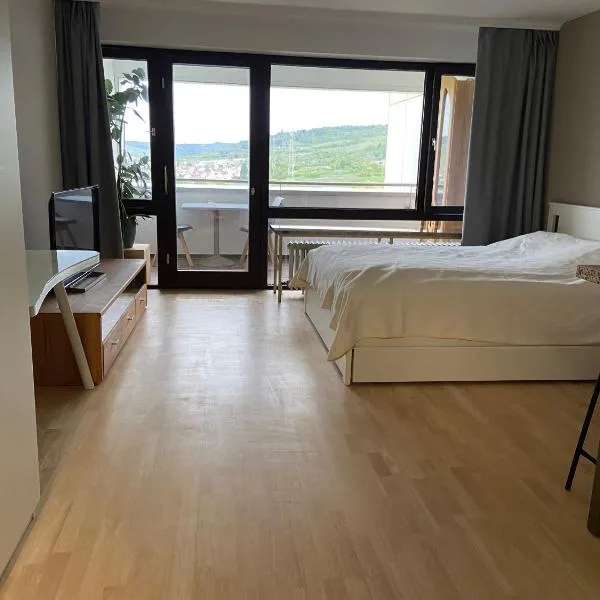 Modern Studio apartment - top location in Weinstadt, hotel in Weinstadt