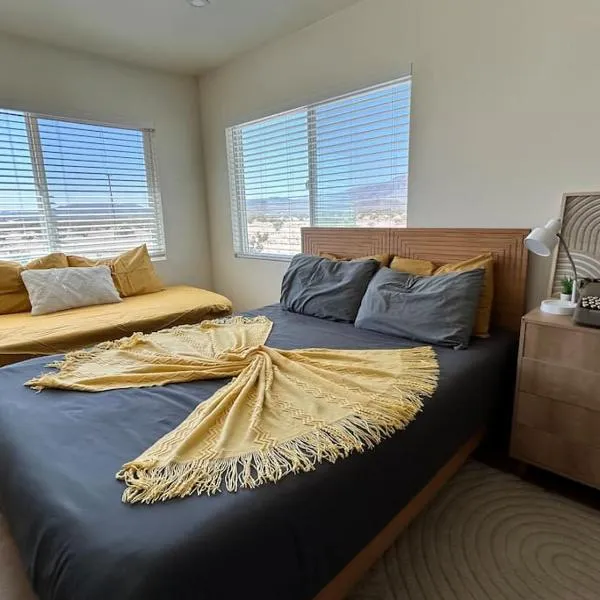 Serene Modern Home Backdoor with great WiFi, games, movies, patio seating and bbq Easy Access to North Joshua Tree National Park in 10 minutes, ξενοδοχείο σε Twentynine Palms
