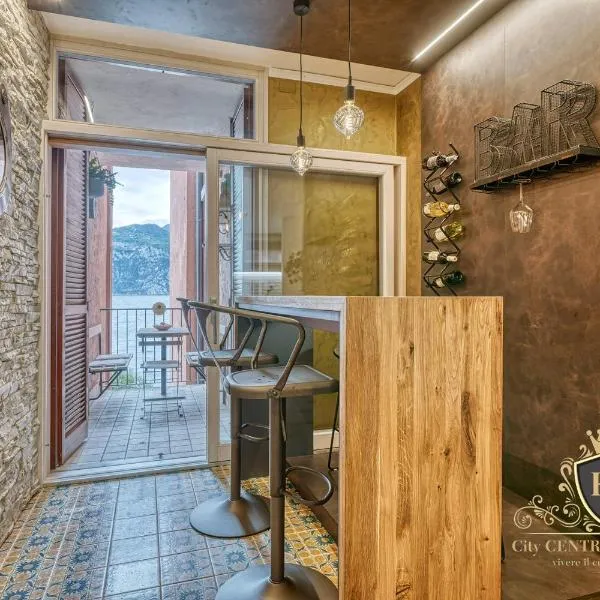 City CENTRAL Apartment Romantic Lakefront Balcony - MALCESINE - Porto Vecchio 11, Hotel in Malcesine