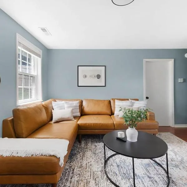 The Blue Bungalow - 4 beds And 7 Mins To Broadway!, отель в Нэшвилле