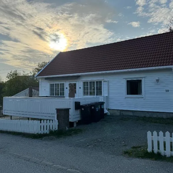 Koselig hus i Skudeneshavn, beliggenhet på Karmøy, hôtel à Skudeneshavn