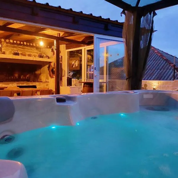 Luxury Sunrise Jacuzzi Apts, 50 m from the beach，位于卡利的酒店