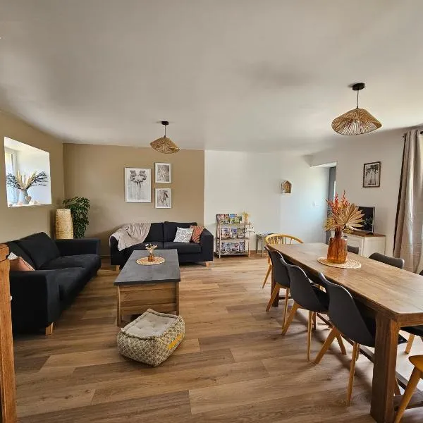 Gîtes Nos jours heureux - L'escapade, maison de campagne, hotel in Étienville