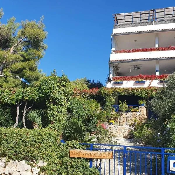 Apartments by the sea Murter - 22397, hotel a Murter
