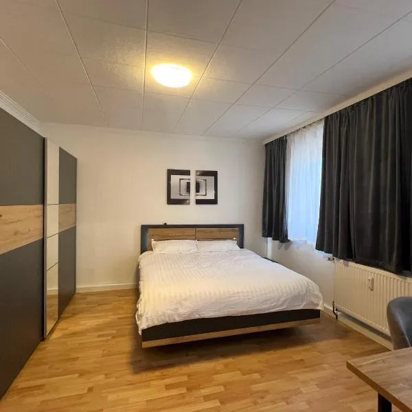 Bequemes Zimmer in moderner Unterkunft My Pension Duisburg, hotel en Duisburg