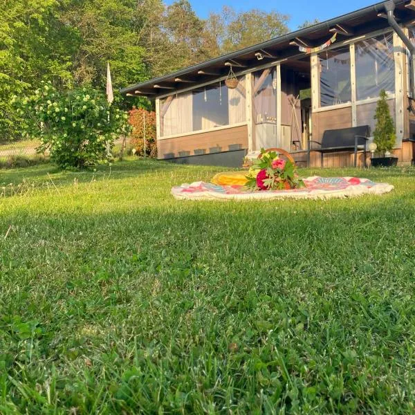 Glamping Karavan u Konopiště, hotel v destinaci Chrášťany