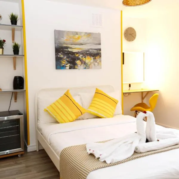 Stylish Rooms 1-Minute Walk to Camden Town Metro, Shops, Cafes, Bars & Restaurants with Shared Bathrooms, hotel in London