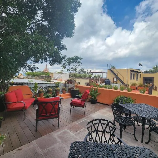 San Cayetano 2 with AC just a block away from the main square, hotel in San Miguel de Allende