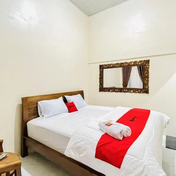 RedDoorz @ Gunari Guest House Merek Karo – hotel w mieście Pertibi