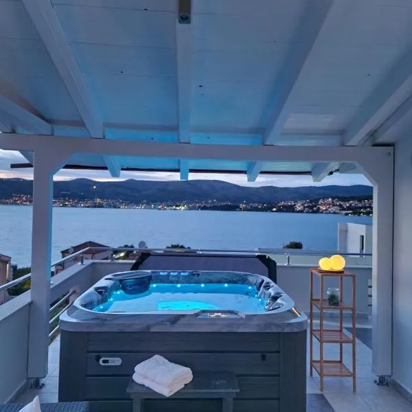 Luxury Apartments Silva with sea view、トロギールのホテル