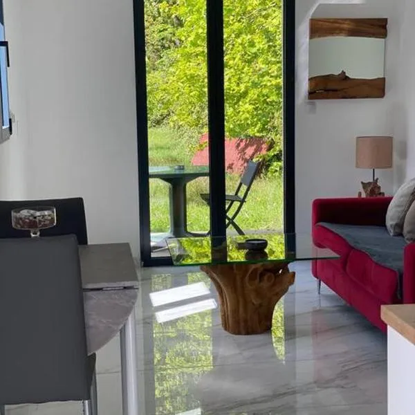 Tiny House DALIA Jardin & forêt 10 min de la gare, hotel in Dammarie-lès-Lys