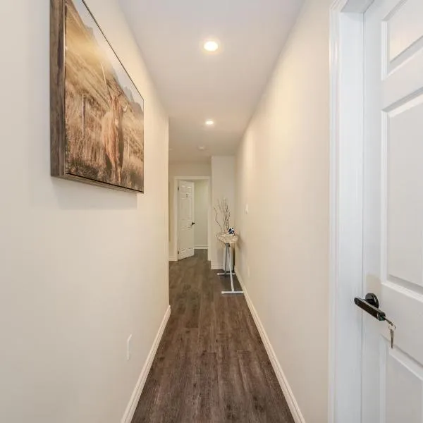 Cozy basement suites Oakville, hotel in Oakville