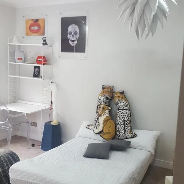 Family home with easy commute to London!, hotel in Croydon