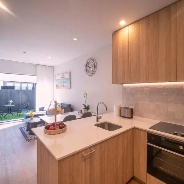 Modern Townhouse Close to City with Full Kitchen - Ellerslie, hotel v Aucklandu