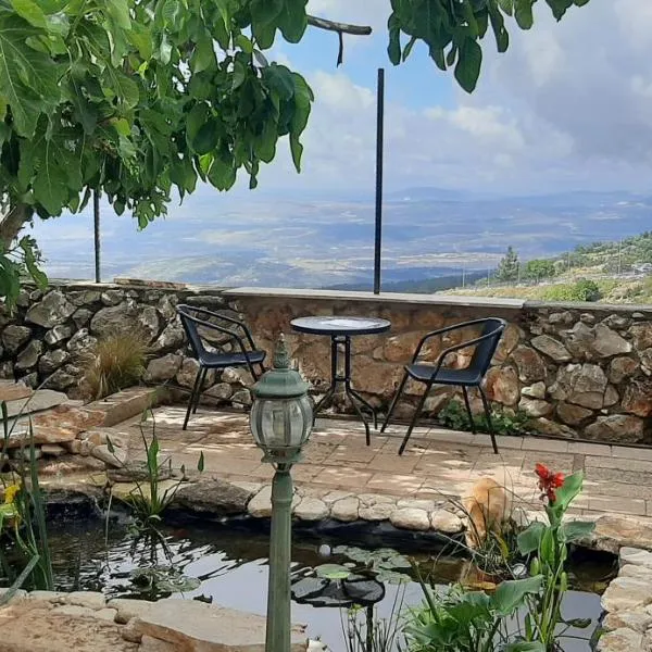 Relaxed garden apartment with Galilee sea view 1, hôtel à Safed