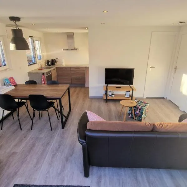 WKS39 Bungalow close to lake and sea、ヴェストカペレのホテル